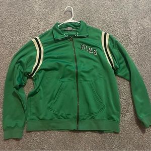 Kelly Green 90’s Nike zip up track jacket
Size XL